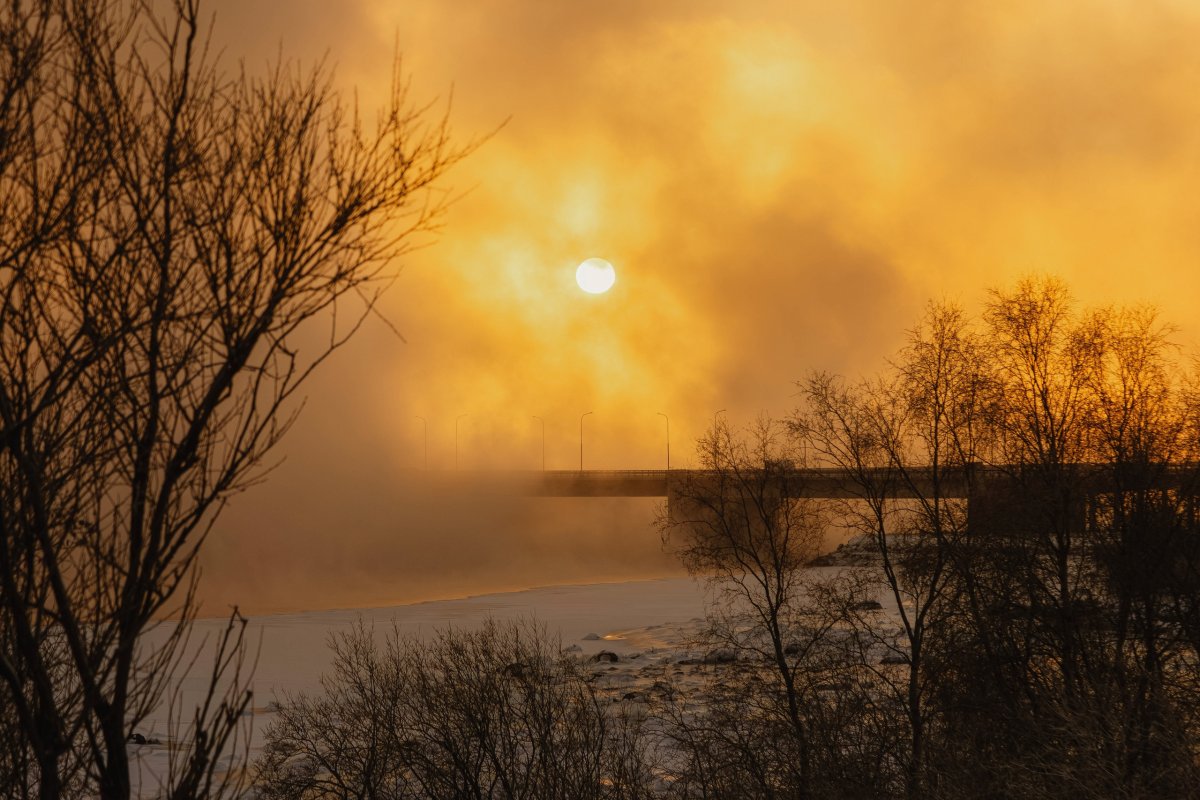 Мост через Кольский залив в Мурманске зимой