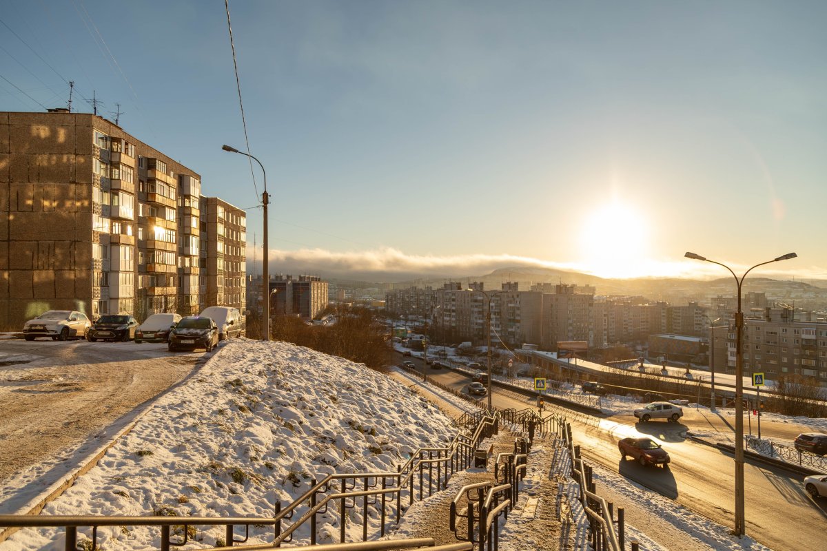 Морозный и солнечный день на улице Старостина в Мурманске.