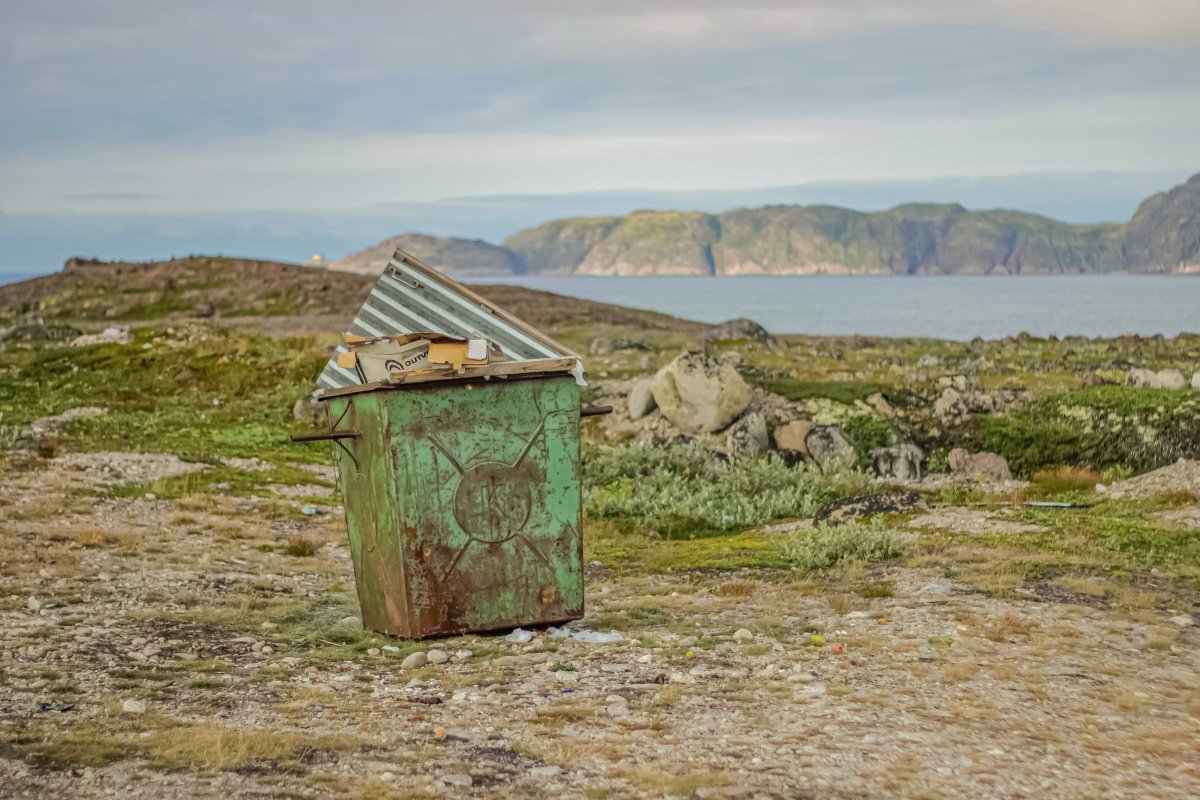 Мусорный контейнер в тундре в Мурманской области.