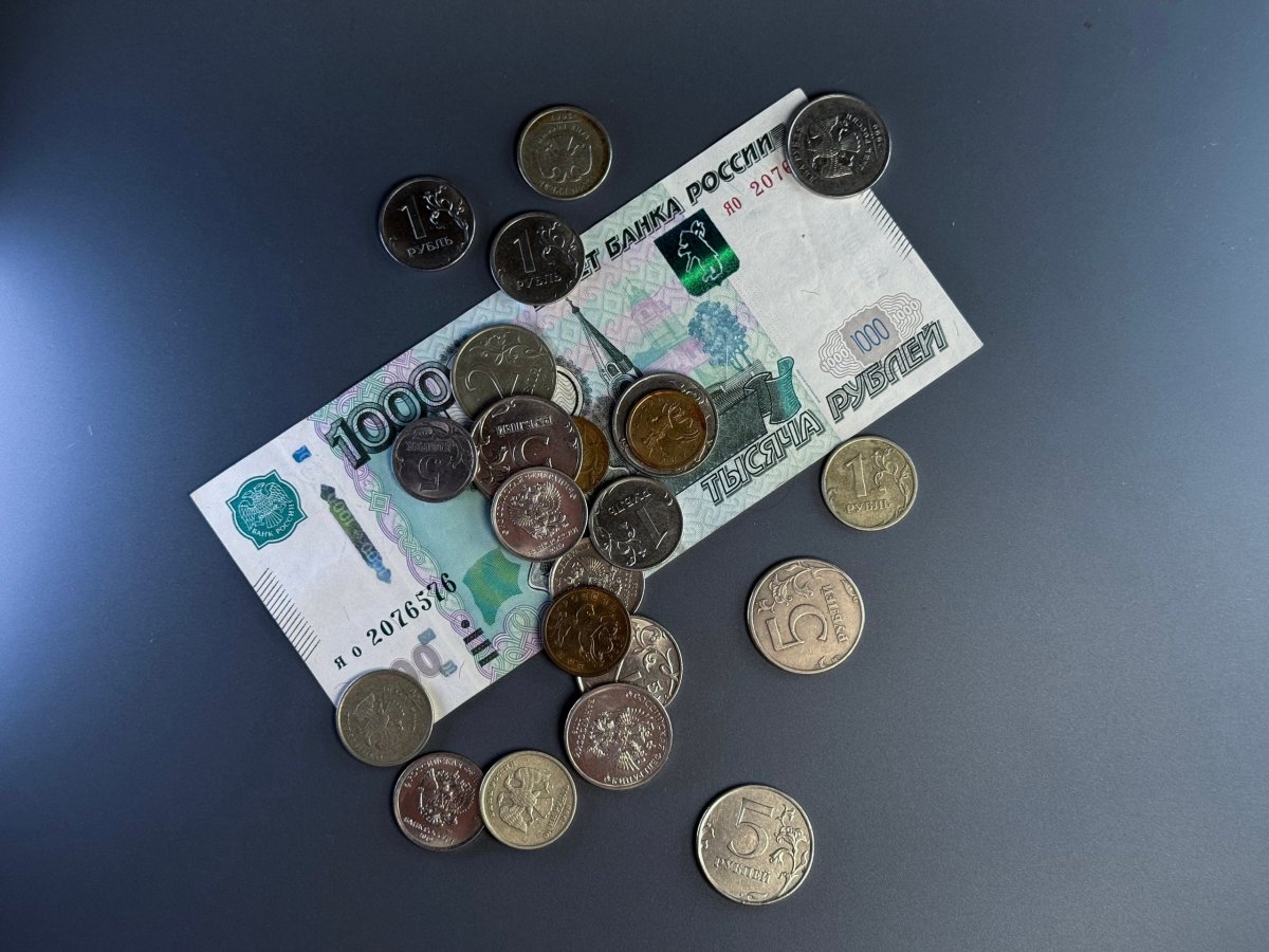 Монеты и купюра номиналом одна тысяча рублей