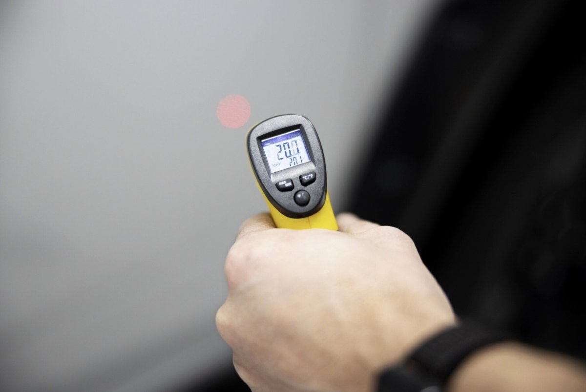 Желтый алкотестер в руке