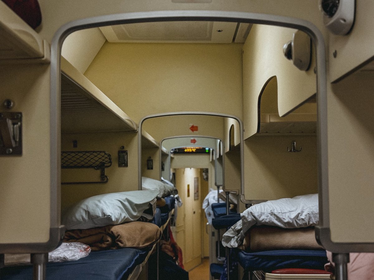 Плацкартный вагон поезда.