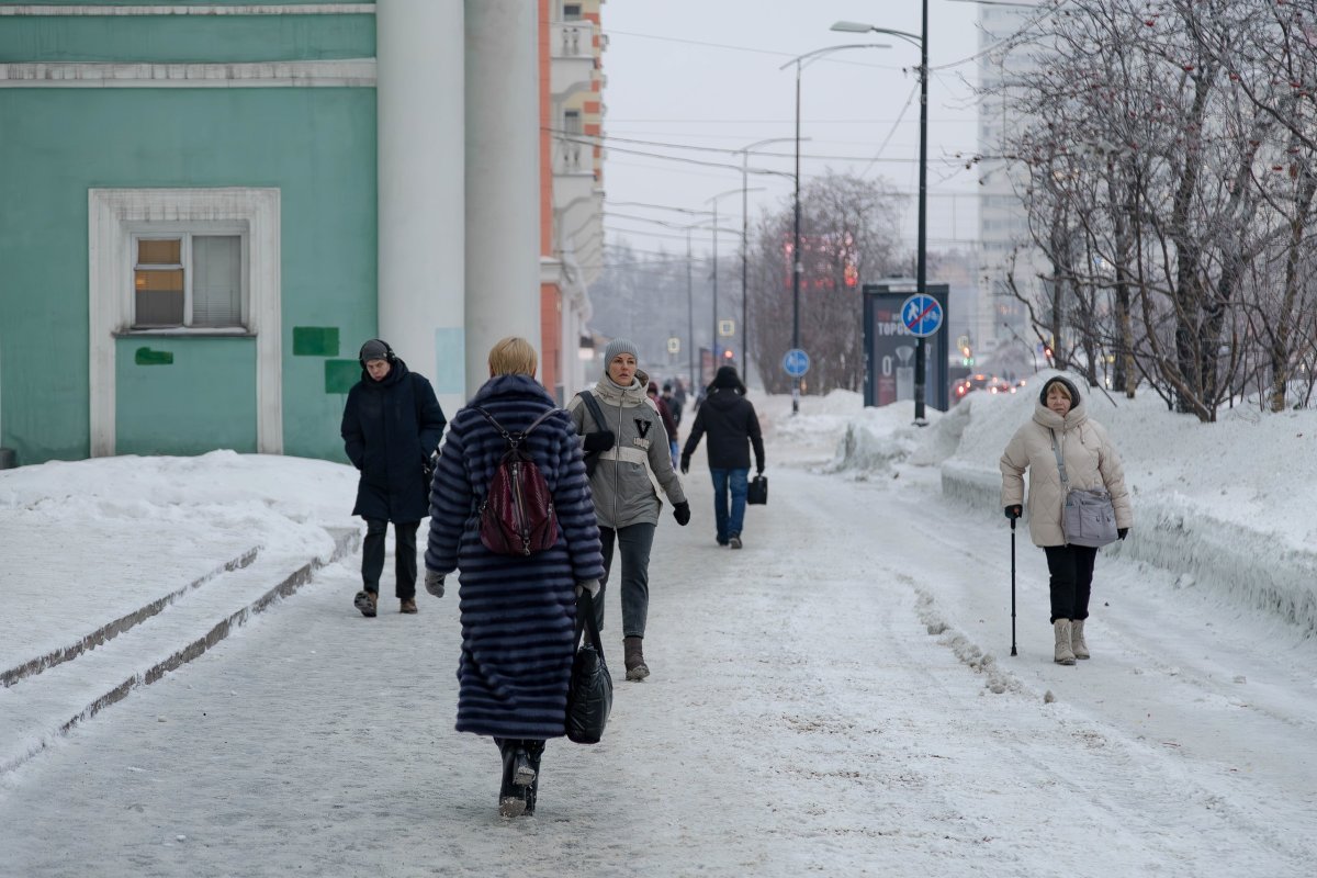 Люди на улице в Мурманске