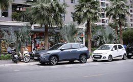 Машина припаркована на улице