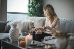 Девушка с собакой на диване