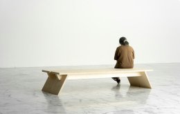 Женщина сидит на лавке