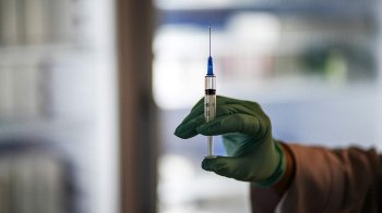 Шприц с лекарством в руке.