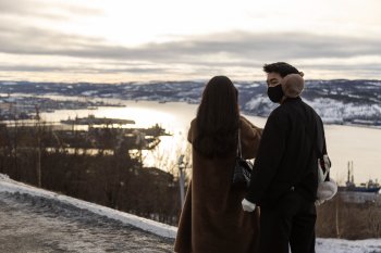 Туристы из Китая фотографируют.