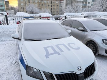 Машина ДПС стоит на парковке.