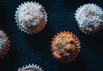 Круглые шоколадные конфеты на темном фоне