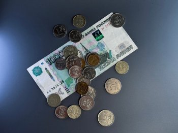 Монеты и купюра номиналом одна тысяча рублей