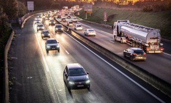 Машины на трассе