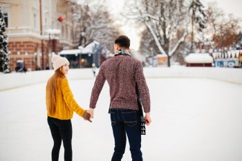 Мужчина и женщина смотрят на дорогу, держась за руки