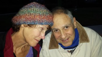 Мужчина и женщина улыбаются