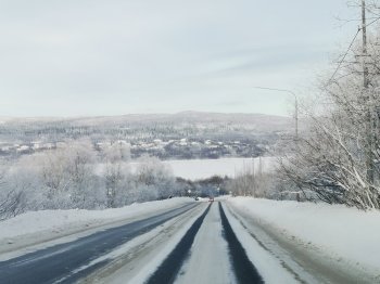 Зимняя дорога в Мурманской области.