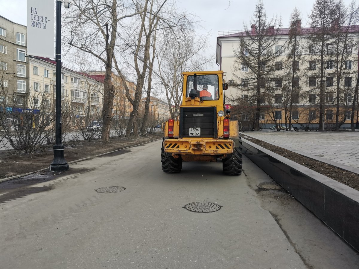 Трактор на уборке улицы.