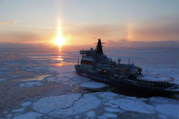 Судно на море