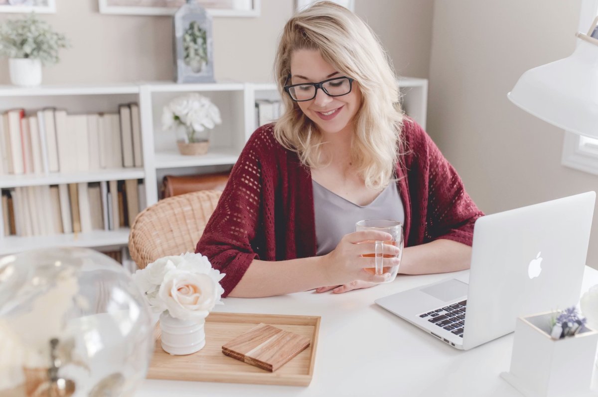 Девушка на работе в офисе