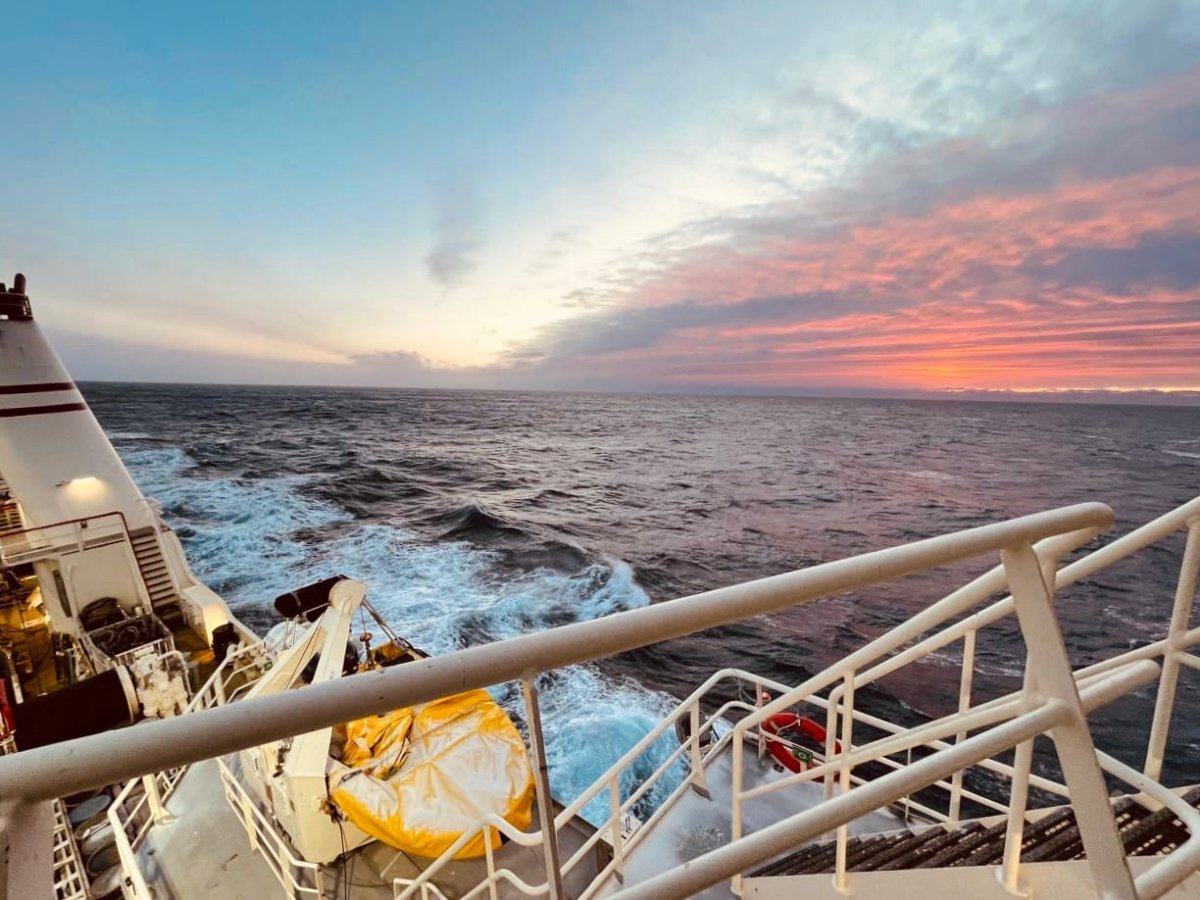 Судно в море