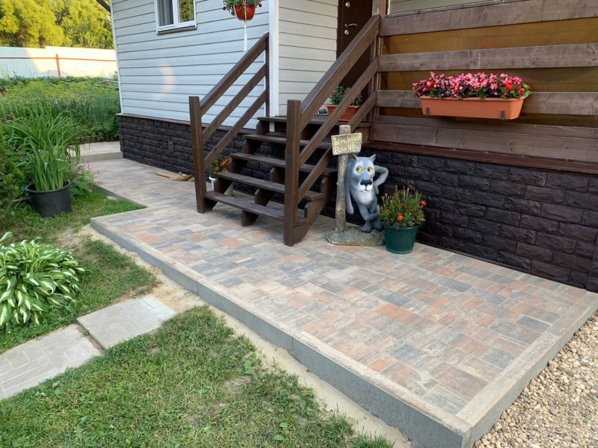 мягкая отмотска у крыльца частного дома