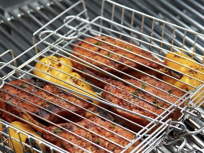 решетка с мясом на мангале