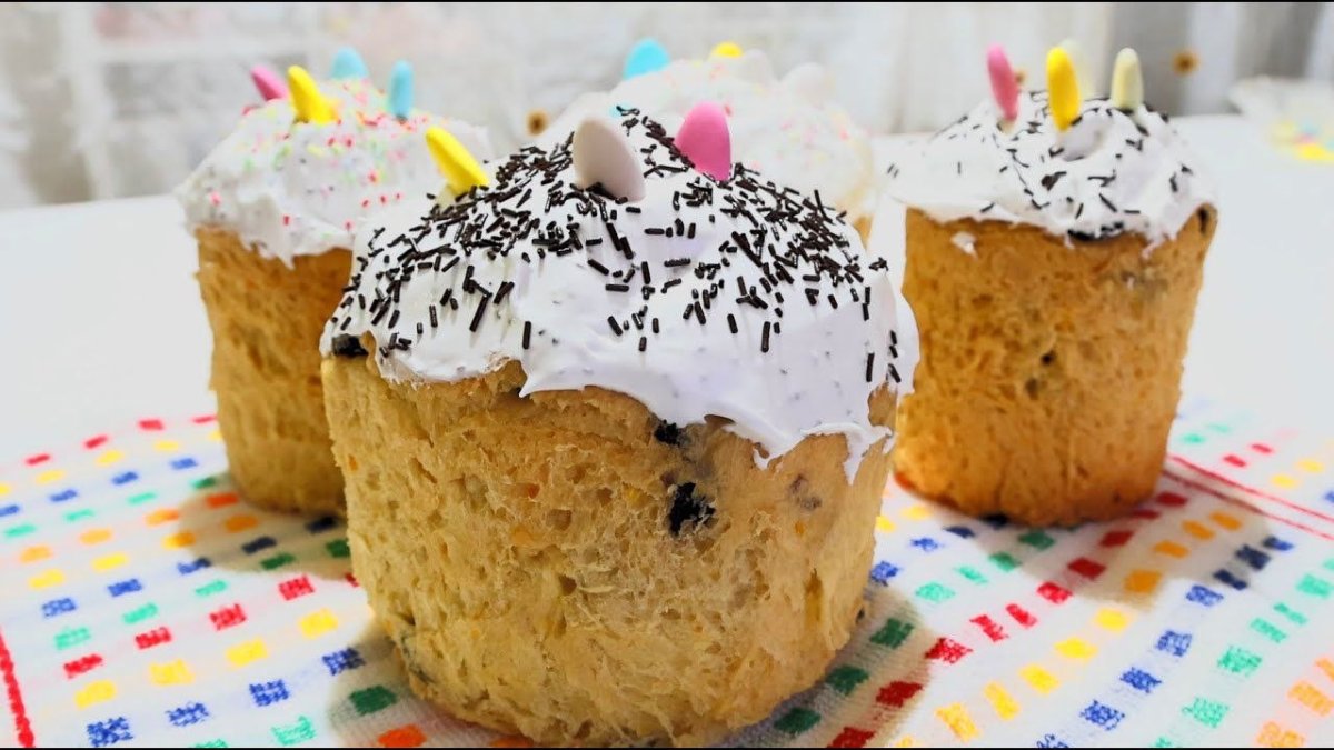 куличи на тарелке