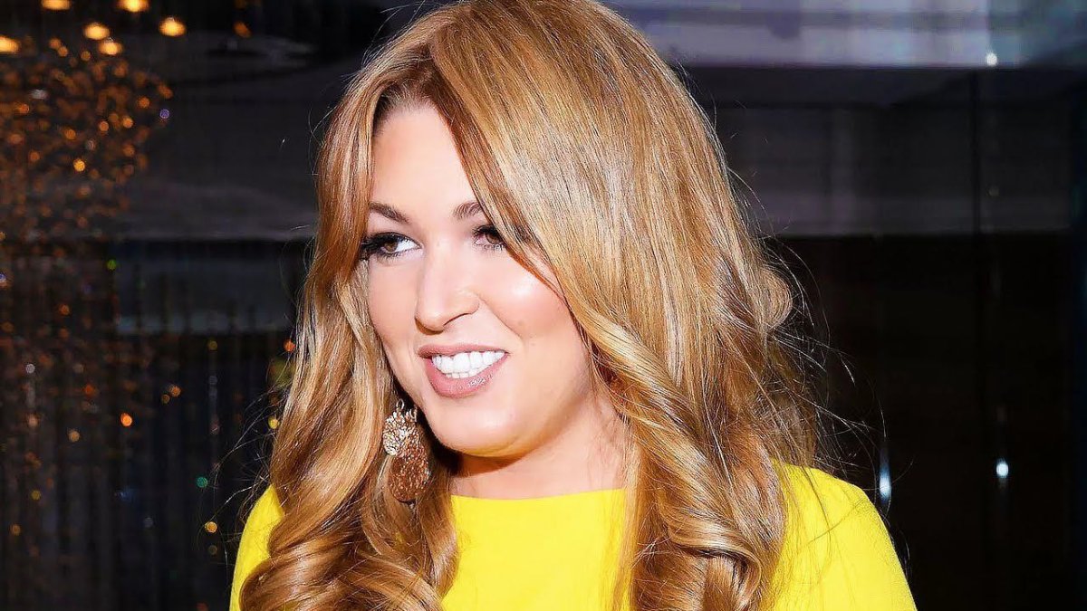 Ирина Дубцова в желтом джемпере