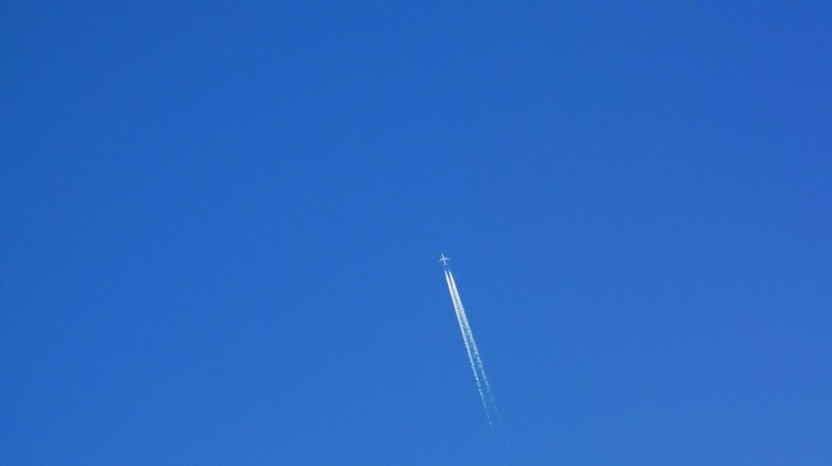 Самолёт в небе.