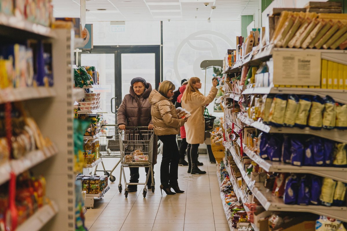 Люди в магазине выбирают продукты