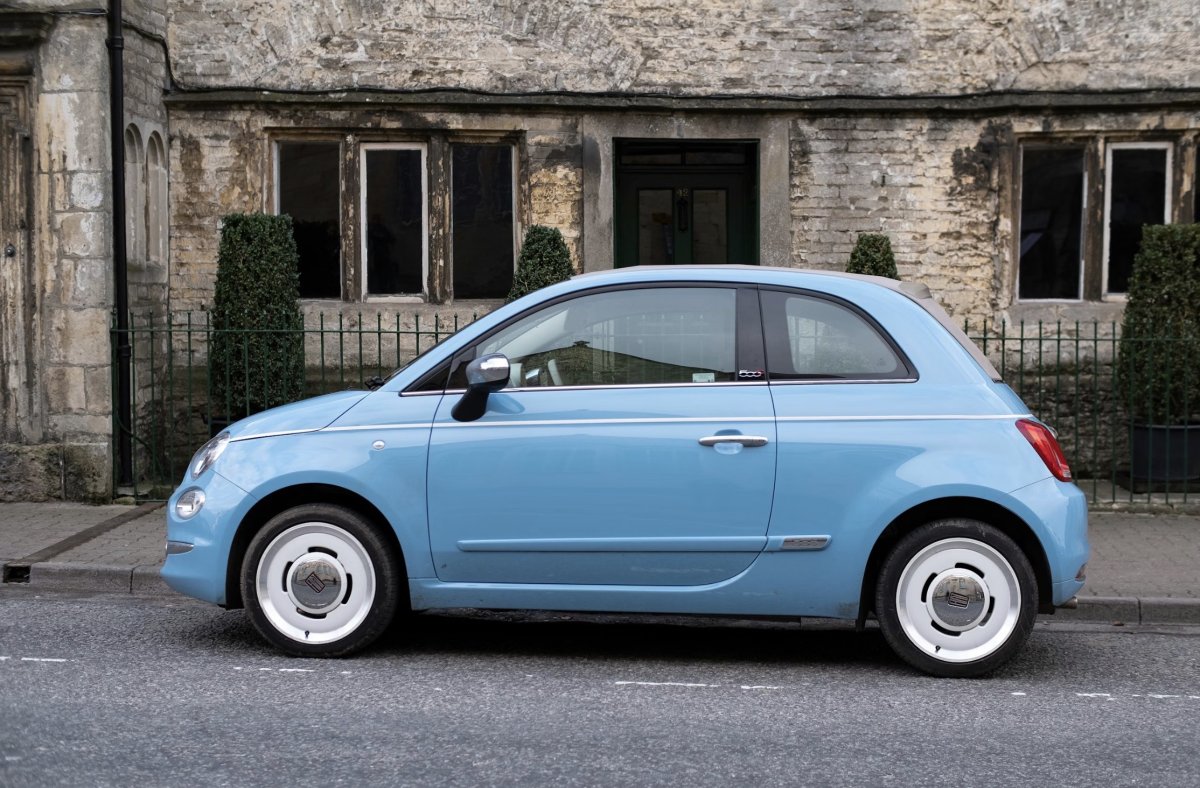 Голубой авто на улице