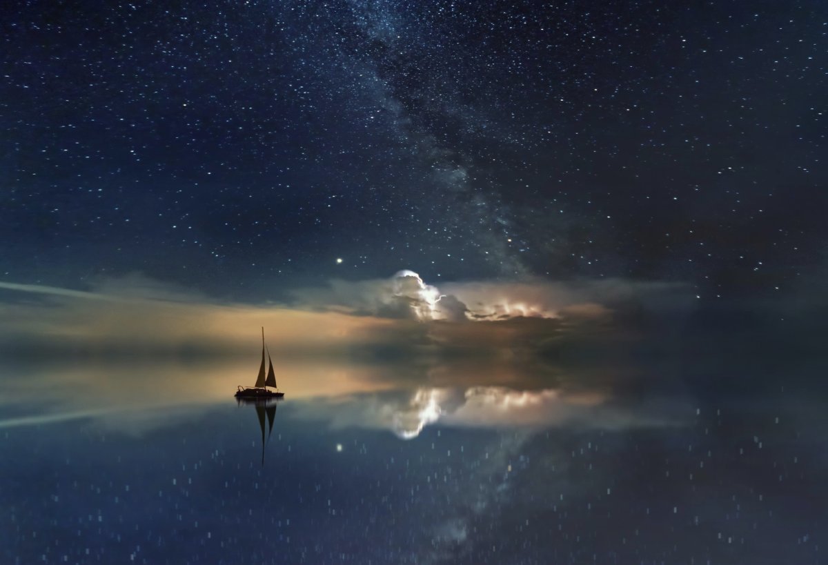 Парус на фоне звездного неба