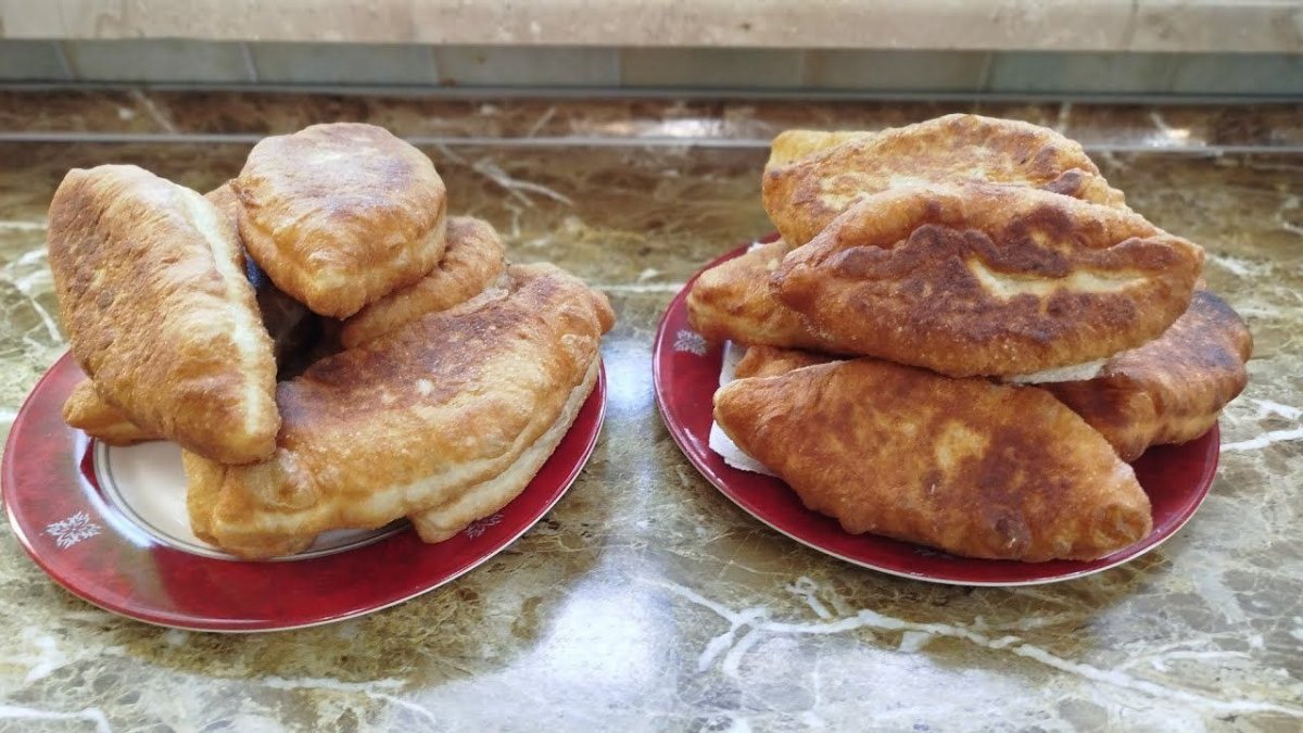 две тарелки с жареными пирожками
