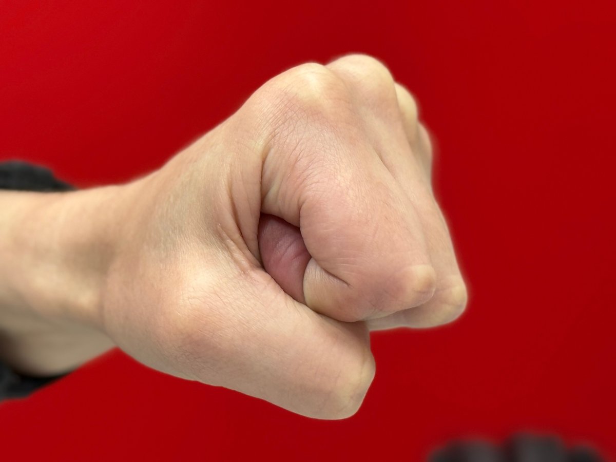 Мужчина сжал ладонь в кулак