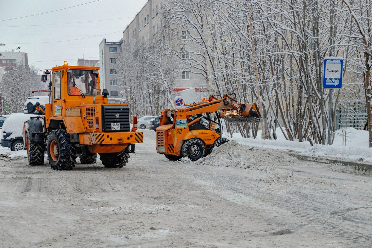 Уборка улицы от снега в Мурманске