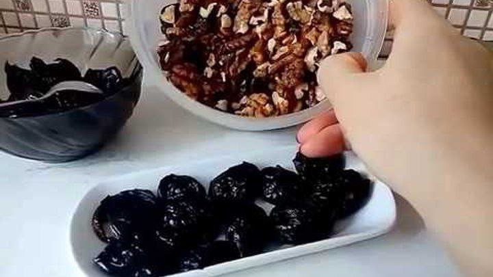 пиала с черносливом и тарелка с грецкими орехами