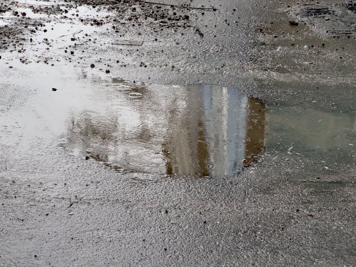 Лужа на асфальте во время дождя.