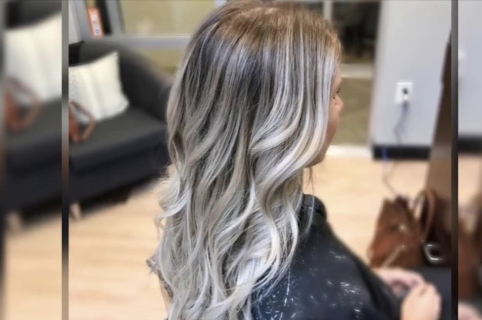 девушка в салоне с волосами,  окрашенными в технике шатуш