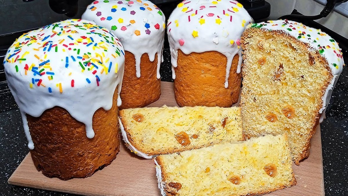 пасхальные куличи на тарелке