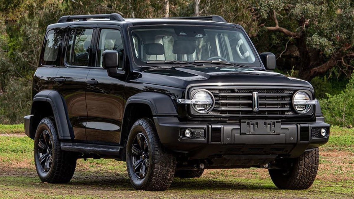 черный Tank-300 на дороге