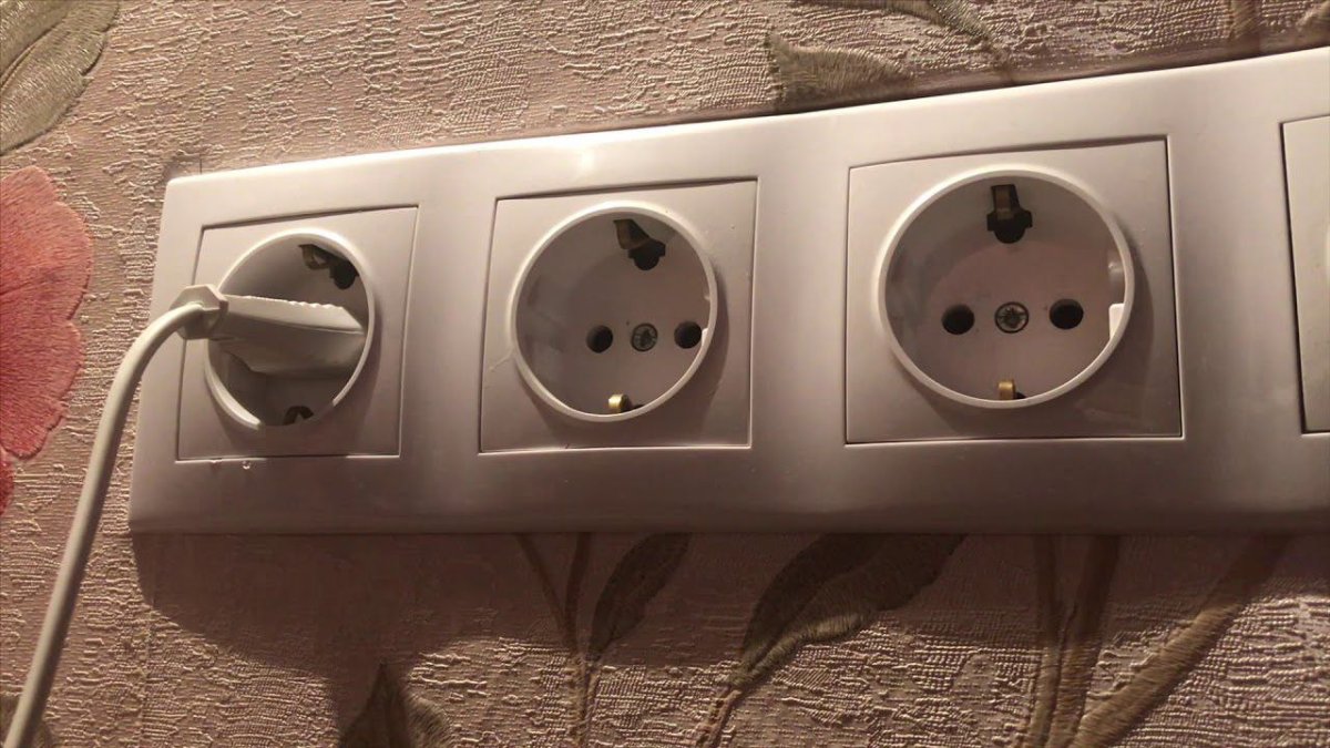 тройная розетка и вставленный штекер