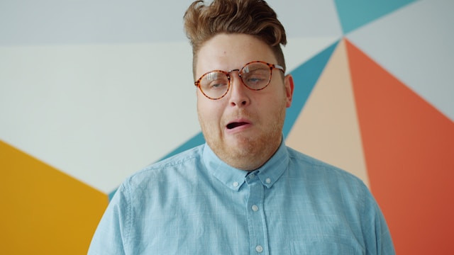 мужчина с глупой гримасой