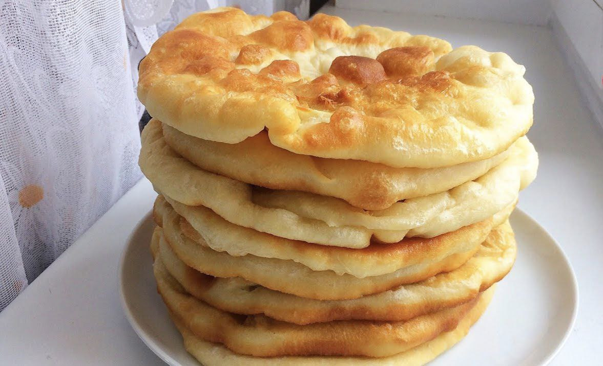 стопка пышных жареных лепешек