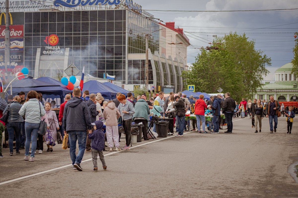 Люди в центре Мурманска