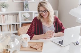 Девушка на работе в офисе