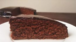 кусок шоколадного пирога