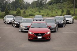 иномарки выстроены клином, "мазда" в центре