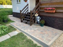 мягкая отмотска у крыльца частного дома