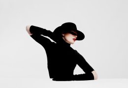 Девушка в черной шляпе и черной кофте