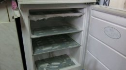 открытый холодильник с наросшей шубой