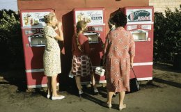 женщины у автоматов с минералкой